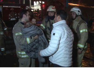Fatih’te 6 Katlı Otelde Çıkan Yangında 60 Kişi Tahliye Edildi
