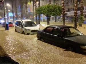 Kumluca’da Sel: Evleri Su Bastı, Araçlar Zarar Gördü