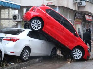 Kumluca’da Sel Araçları Üst Üste Çıkardı