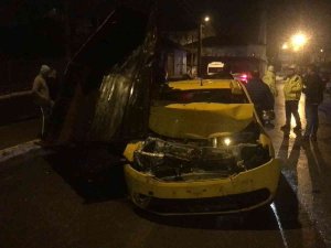 Traktör Römorkuna Çarpan Taksi Şoförü Yara Almadan Kurtuldu