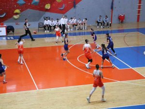 Diyarbakır Kadın Basketbol Takımı Kendi Sahasında Güldü