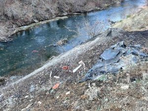 Şemdinli’de Dere Yatağında Çöp Ve Kömür Külü Kirliliği