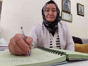 Emekli Hemşire Hastaların Hayatlarından Aldığı İlham İle Yüzlerce Şiir Yazdı