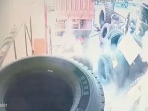 Çürük Lastik Bomba Gibi Patladı, Ayakları Yerden Kesildi