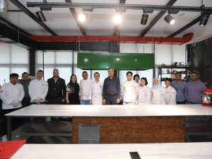 Başkan Tarhan, Öğrencilerle Birlikte Yemek Yaptı