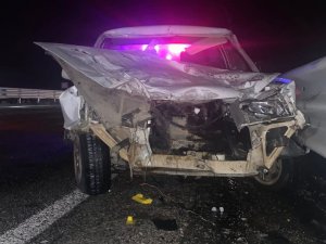 Kamyona Arkadan Çarpan Otomobildeki 2 Kişi Yaralandı