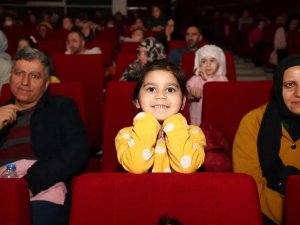 Çocuklar Karagöz’ün Karnesini İzledi