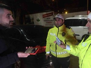 Uygulama Noktasından Kaçtı Çıkmaz Sokakta Yakalandı, Ehliyetine El Konuldu