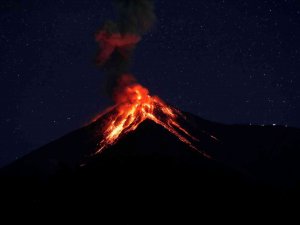 Guatemala’daki Fuego Yanardağı’nda Patlama