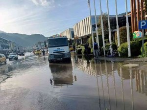 Büyükşehir Ekiplerinden Taşkınlara Müdahale