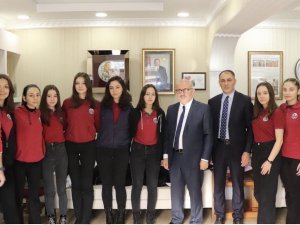Şampiyon Takımdan İ̇lçe Milli Eğitim Müdürü Demir’e Ziyaret
