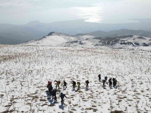 Vangölü Aktiviteleri Derneği Üyeleri Esrük Dağı’na Tırmandı