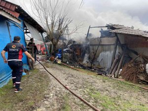 Ahır Yangını Hızlı Müdahale İle Söndürüldü