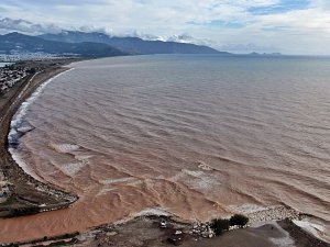Akdeniz’le Birleşen Sel Suları İki İlçenin Kıyı Şeridini Kahverengiye Bürüdü
