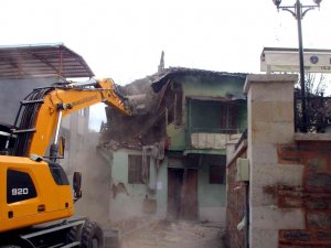 Tehlike Saçan Metruk Binalar Yıkılıyor