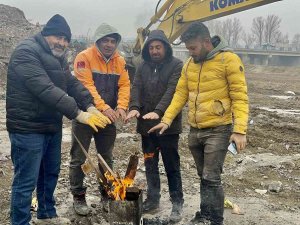 Dondurucu Soğukta Çalışan İşçiler Ateş Yakıp Isındı