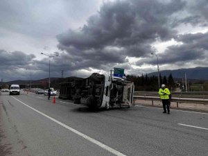Bursa’da Devrilen Tırın Sürücüsü Yaralandı