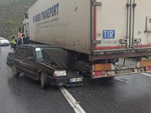 Virajı Alamayan Otomobil, Tırın Altına Girdi: 1’i Çocuk 4 Yaralı