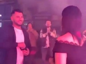 Gaziosmanpaşa’da Meşaleli Ve Havai Fişekli Sürpriz Evlilik Teklifi