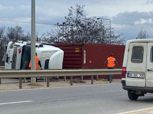 Bursa’da Tır Devrildi: 1 Yaralı