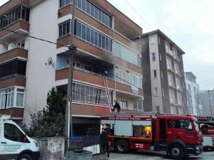 Bursa’da Evini Ateşe Veren Kadını İtfaiye Kurtardı