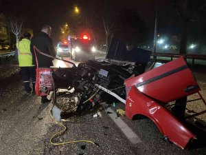 Bursa’da Belediye Otobüsüne Çarpan Otomobil İkiye Bölündü: 1 Ölü