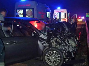 Tem Otoyolunda Otomobil Önce Otobüse Sonra Bariyerlere Çarptı: 2 Yaralı