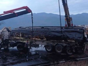 Petrol Yüklü Tanker İle Cip Çarpıştı: 3 Yaralı