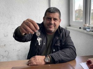 Hırsız Karga Şantiyenin Anahtarını Alıp Kaçtı, Peşinden Koşturdu