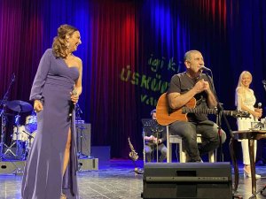 Eda Ve Metin Özülkü Çifti Üsküdar’da 90’lar Rüzgarı Estirdi