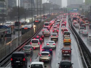 İ̇stanbul’da Yağmur Nedeniyle Trafik Yoğunluğu Yaşanıyor