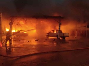 Muğla’daki Yangında 4 Araç, Bir İşyeri Küle Döndü