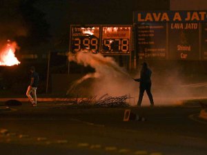 Brezilya’da Bolsonaro Destekçileri, Park Halindeki Araçları Ateşe Verdi