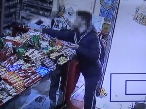 Akılalmaz Hırsızlık Kamerada; Önce Kendisine Uzatılan Ekmeği Yedi, Sonra Markette Hırsızlık Yaptı