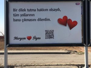 Sevdiği Kadına Olan Aşkını Reklam Panolarına Yazdırdı