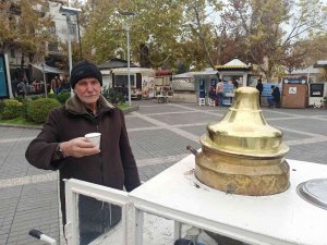 38 Yıldır Kışın Sattığı Salep İnsanların İçini Onun İse Evini Isıtıyor