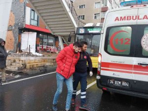 Durakta Yolcu Alan Otobüse Makas Atmaya Çalışırken Zincirleme Kaza Meydana Geldi: 3 Yaralı