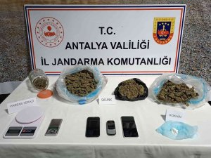 Kiraladıkları Evde Uyuşturucu Ticareti Yapmak Üzereyken Yakalanan 3 Şüpheli Gözaltına Alındı