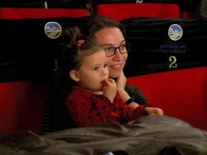 Tiyatro Oyunun Konukları Bu Kez Minikler Oldu