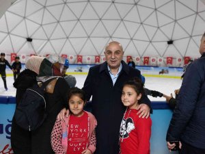 Çocukların Kış Eğlencesi Ahmet Çalık Buz Pateni Pisti