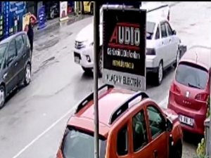 Bursa’da Kamyonet İle Otomobilin Çarpıştığı Kaza Kamerada
