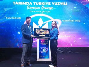 Eskişehirli Üniversite Öğrencisi Genç Kadın Çiftçiye ’Tarımda Türkiye Yüzyılı’ Plaketi