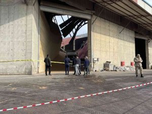 İ̇skenderun’da Antreponun Çatısı Çöktü, 2 İşçi Yaralandı