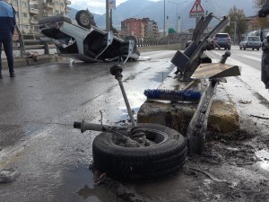 Bariyere Çarpıp Ters Dönen Otomobilden Sağ Çıktı