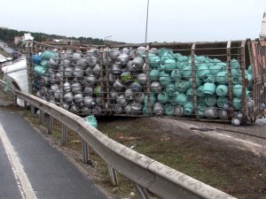 Büyükçekmece’de Tüp Yüklü Kamyon Devrildi: 1 Yaralı