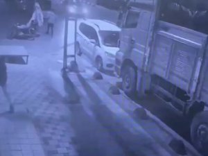 Sancaktepe’de Yoldan Geçen Vatandaşa Aldırmadan Reklam Panosu Kapısını Çaldı