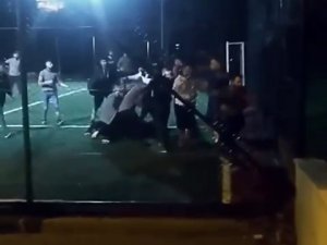 Halı Sahada 2 Takım Arasında Sıra Kavgası Kamerada