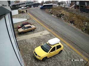 Aracı İçerisinde Silahlı Saldırıya Uğrayan Minibüsçünün Kaza Anı Kamerada