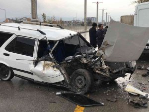 Otomobil, Park Halindeki Transite Çarptı: 6 Yaralı