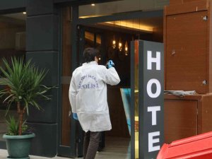 Otel Odasında Başına Ateş Edilmiş Halde Ölü Bulundu